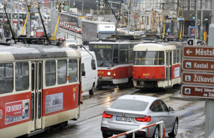 Na Žižkově kolabuje doprava kvůli uzavírce Husitské, tramvaje měly až 45 minut zpoždění