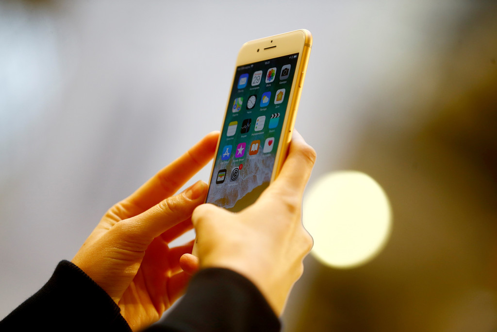 Apple, dată în judecată de clienți, după ce a recunoscut că încetinește în mod voit iPhone-urile vechi