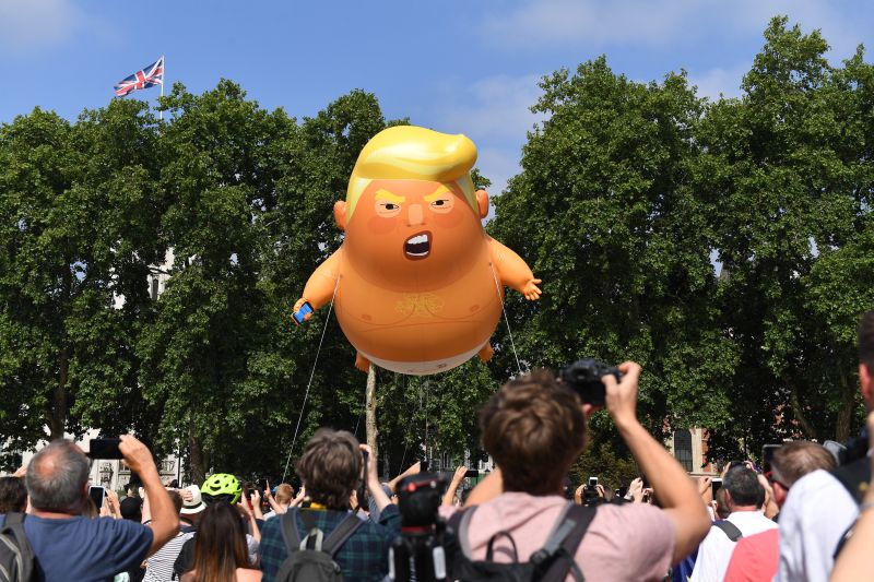 Гигантский надувной шар "малыш Трамп" подняли в воздух в Лондоне