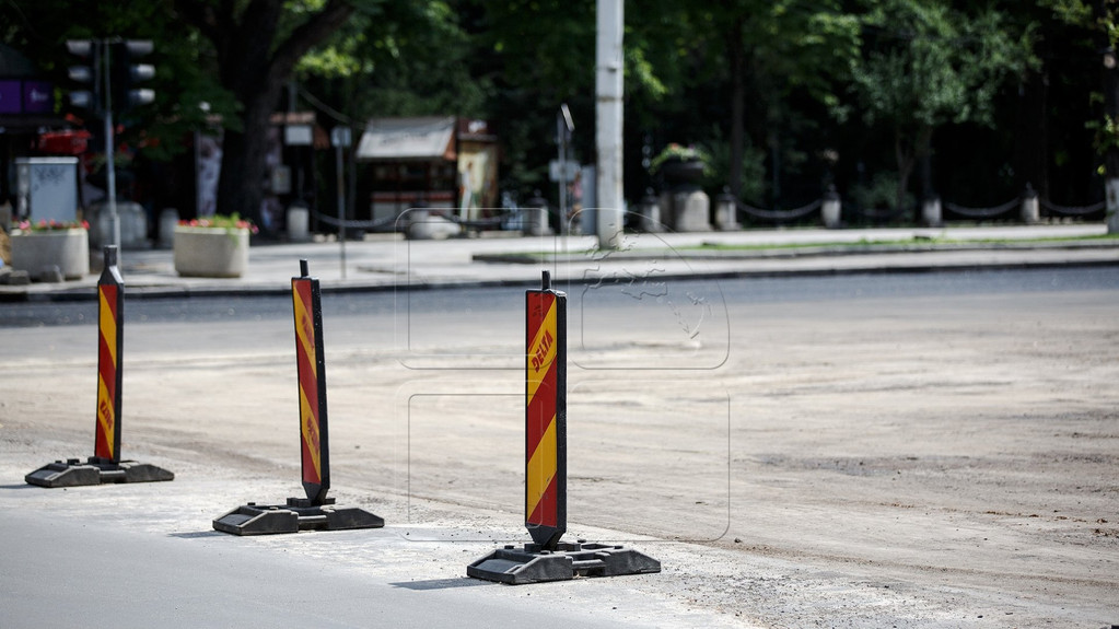 Asfaltul proaspăt turnat pe bulevardul Ștefan cel Mare din Capitală a început deja să cedeze
