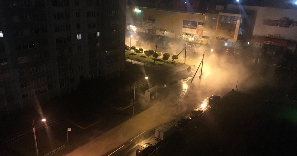 Петербуржец на глазах коммунальщиков провалился в яму с кипятком