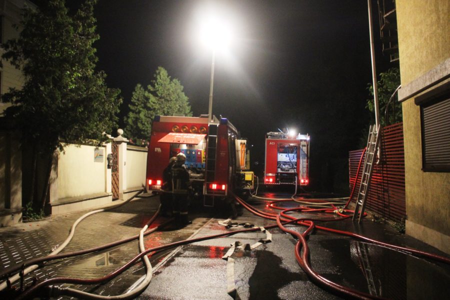 Acoperișul unui local din Chișinău a luat foc: Au intervenit 8 autospeciale. Locatarii blocului vecin, evacuați// VIDEO