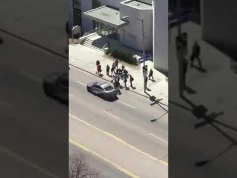 ȘOCANT! O camionetă a intrat într-un grup de trecători în Canada. Cinci persoane au murit și mai multe au fost rănite