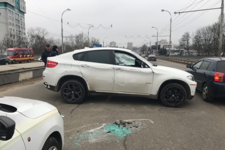 Accident de lux pe Viaduc // O șoferiță de 22 de ani s-a răsturnat cu un BMW X6