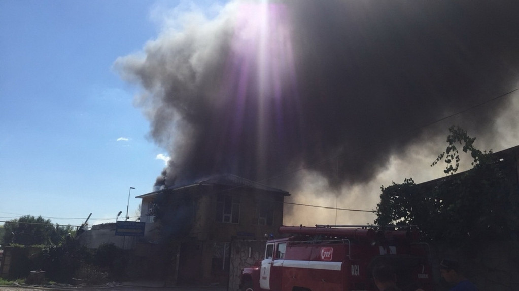 Incendiu de proporții la Comrat. Arde depozitul unei fabrici de mobilă