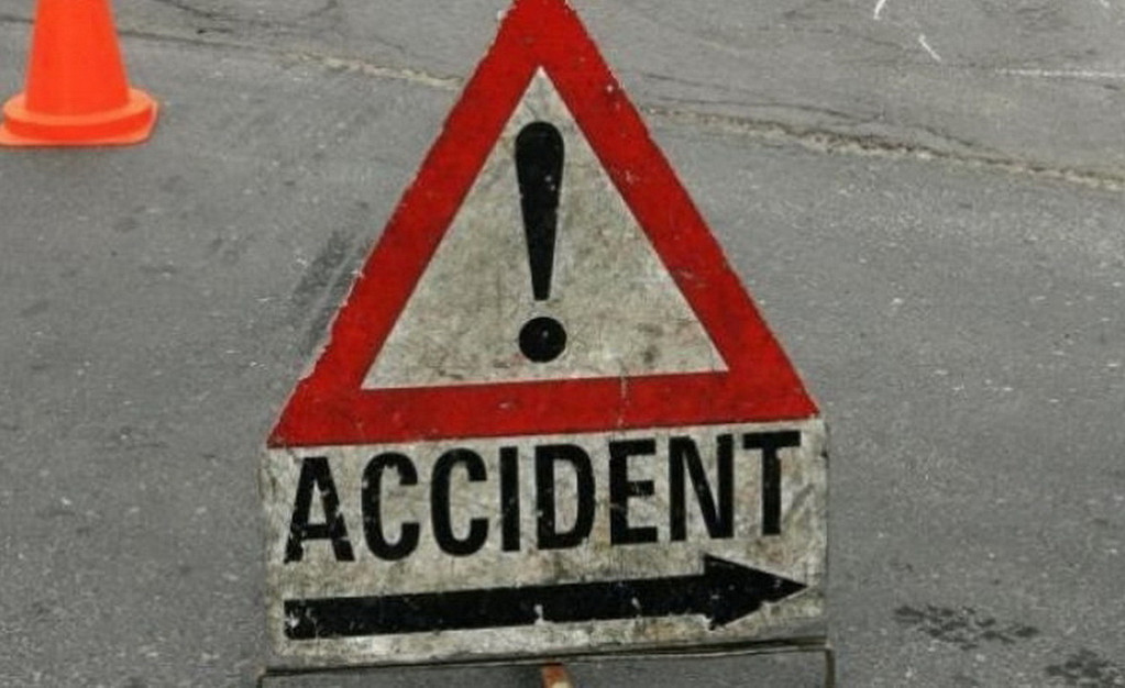 Accident în satul Pelinia. Un bărbat a adormit la volan și s-a tamponat într-un copac