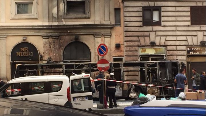 Un autobuz de pasageri a explodat în centrul Romei
