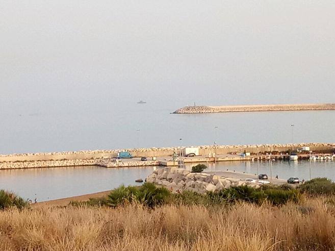 Migranti, ancora ferme al largo di Pozzallo le due navi di Finanza e Frontex. La Germania ne prenderà 50