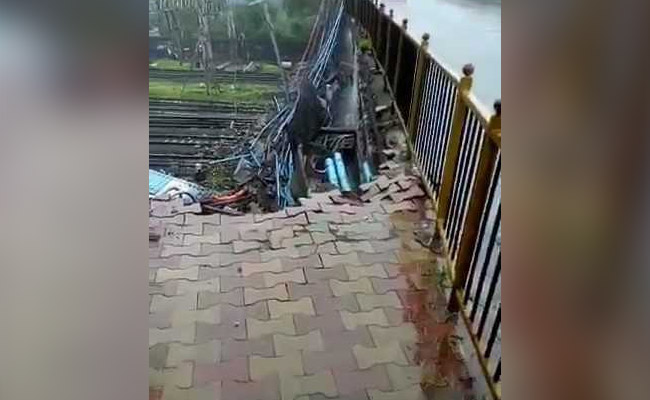 Heavy rains in Mumbai, live updates: Part of Andheri bridge collapses on railway track