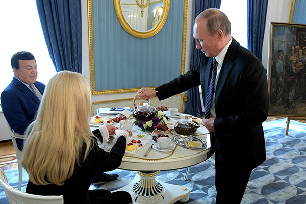 Путин напоил жену Кобзона чаем