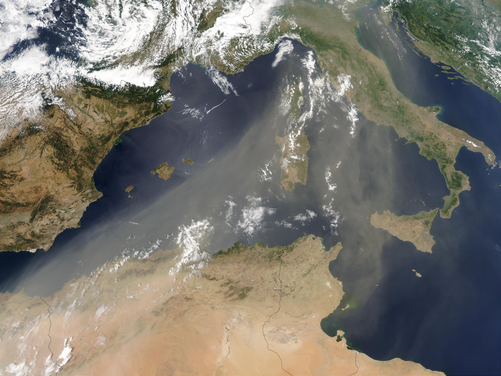 Avertisment de la meteorologi! Nor de praf saharian peste România. De ce ne putem îmbolnăvi