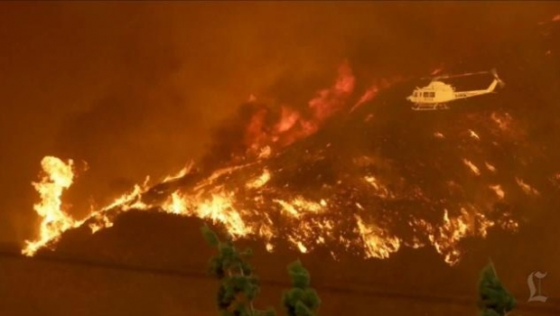 Imagini apocaliptice în SUA: Mii de oameni și-au abadonat casele și au fugit din calea flăcărilor uriașe