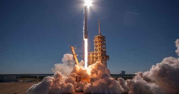 O versiune actualizata a rachetei SpaceX Falcon 9 a fost lansata