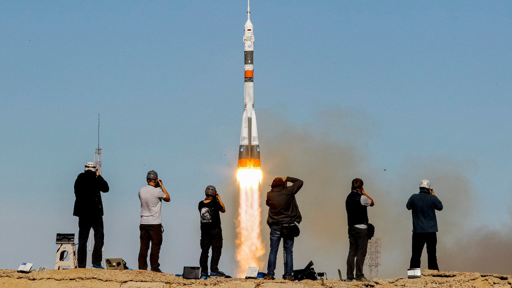 Přímý přenos: Ruská raketa Sojuz měla při startu závadu. Musí nouzově přistát