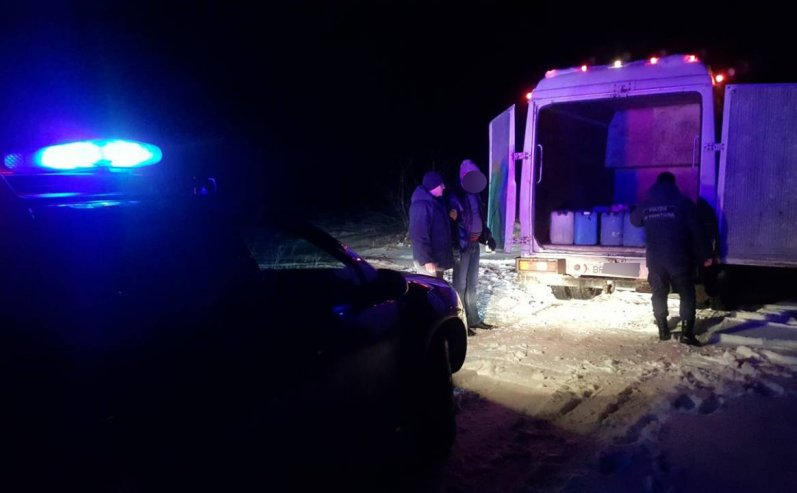 VIDEO) Un moldovean a încercat să treacă peste frontieră o tonă de alcool, dar a fost prins de polițiștii de frontieră