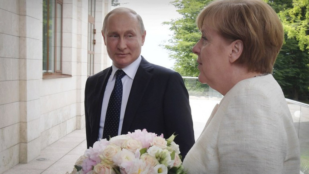 De ce Putin i-a dat flori lui Merkel
