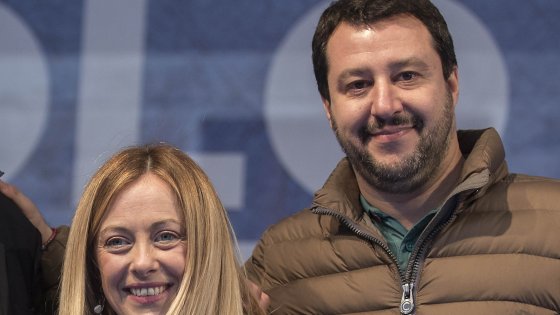 Meloni e Salvini in piazza: “Voto subito. I sondaggi sbagliano”. Ma Toti: “Rischio paralisi meglio nuova legge”