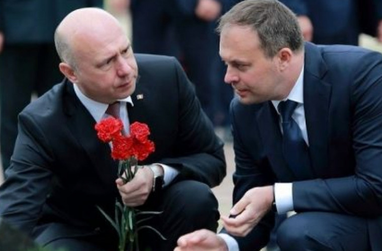 Pavel Filip si Andrian Candu depun flori la Ambasada SUA in memoria victimelor atentatelor teroriste din 11 septembrie 2001