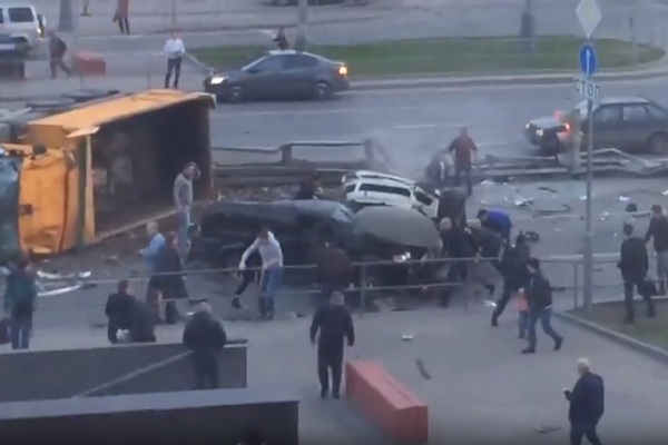 В Москве грузовик протаранил две легковушки, один человек погиб