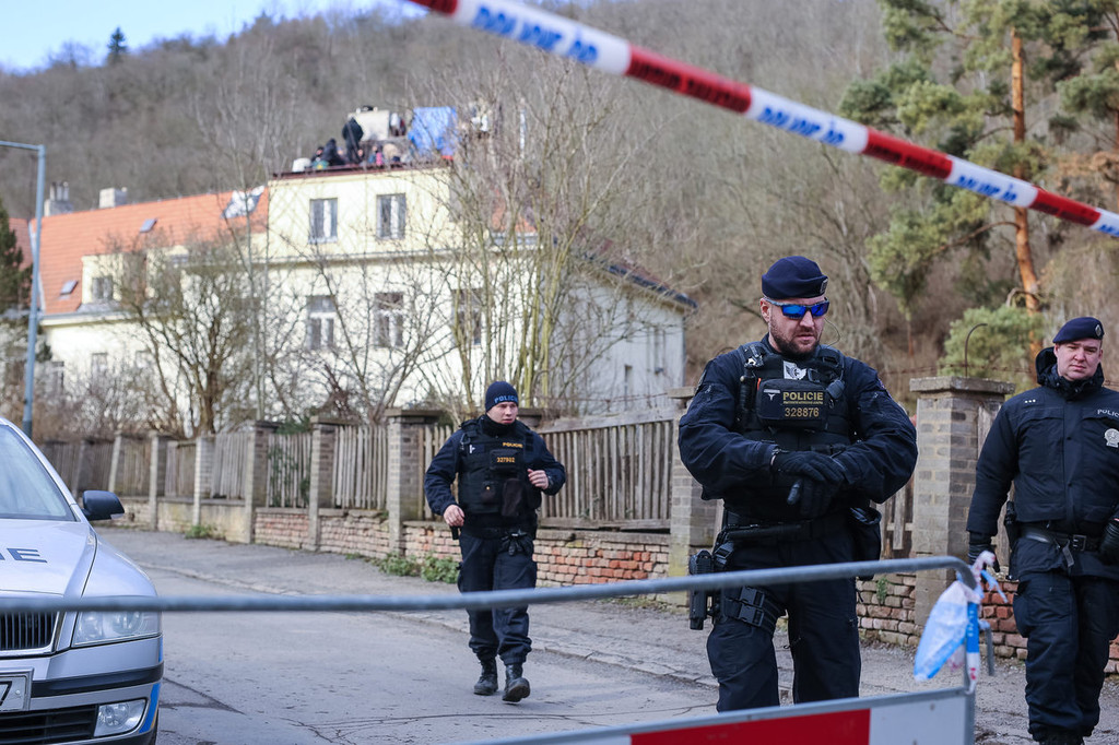 Policie obvinila tři squattery, kteří okupovali střechu usedlosti Šatovka