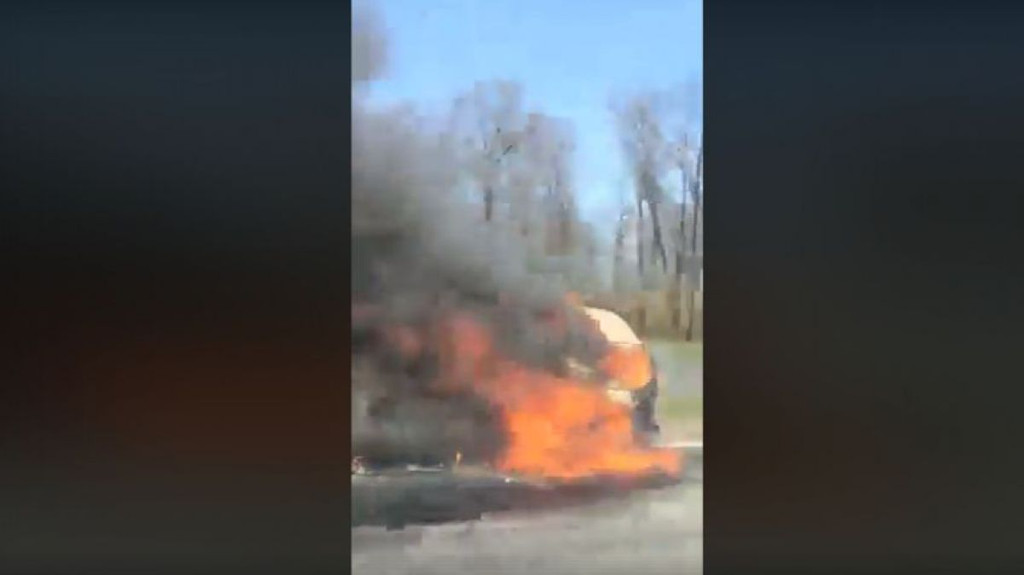Un automobil, distrus după ce a fost cuprins de flăcări pe traseul Chișinău-Leușeni