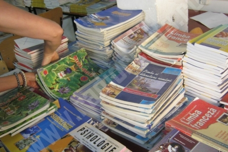 Plățile obligatorii pentru manualele școlare contravin Constituției