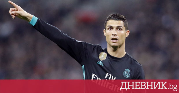 Златната топка блесва на върха на Айфеловата кула