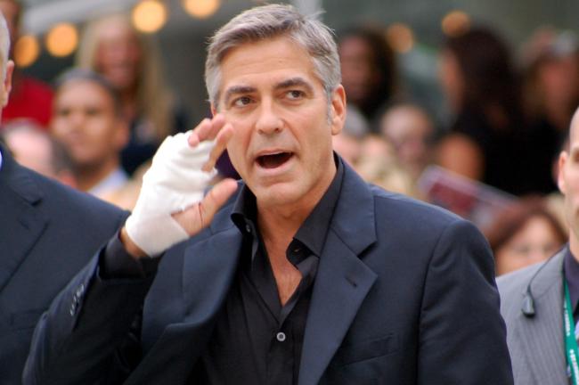 Momentul în care George Clooney a fost lovit și aruncat în aer 6 metri. VIDEO