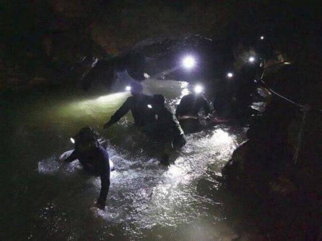 Quattro ragazzi fuori dalla grotta. Il punto sui soccorsi in Thailandia