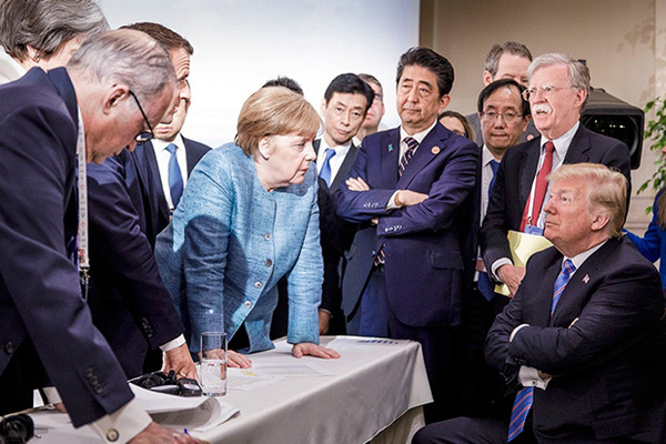 Трамп бросил конфеты в сторону Меркель на саммите G7