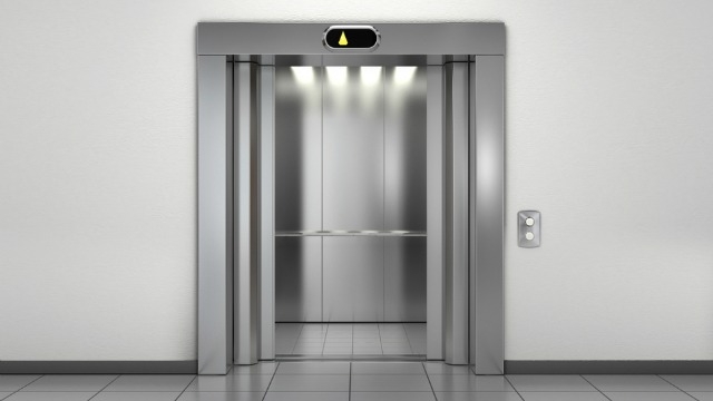 Cinci minori au rămas blocați într-un lift la etajul 7 al unui bloc de locuit. Au intervenit salvatorii