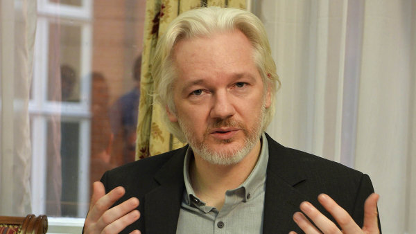 Assange má dobrou zprávu ze Švédska. Zastavuje stíhání za údajné znásilnění