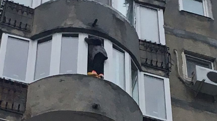 VIDEO Cum a intervenit un alpinist in cazul unei femei din Bucuresti care ameninta de 12 ore ca se arunca de la etajul 6