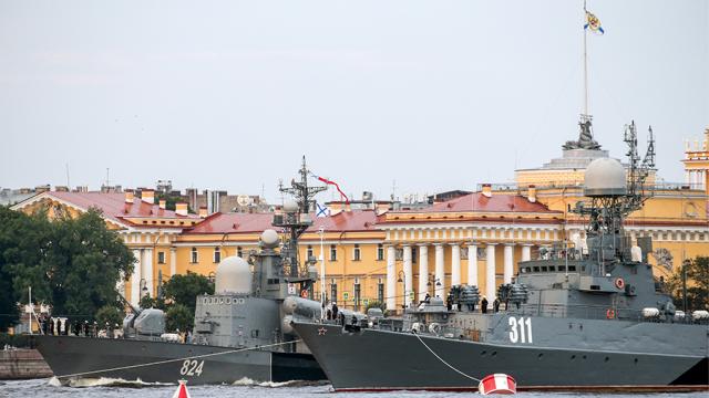 В репетиции Главного Военно-Морского Парада на Неве приняли участие 20 боевых кораблей