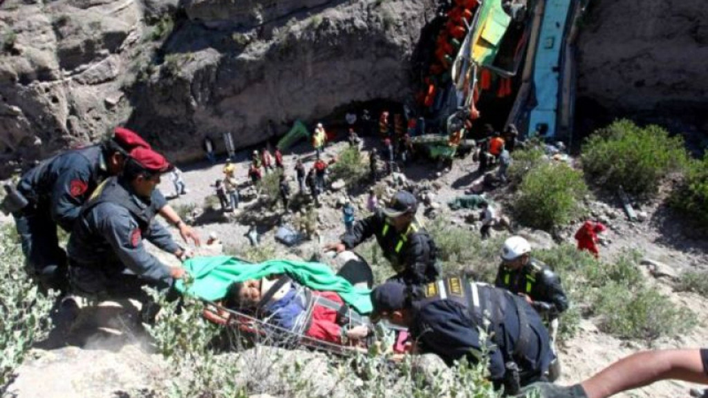 Peru: Cel puțin 35 de persoane au murit după ce un autocar a căzut într-o prăpastie