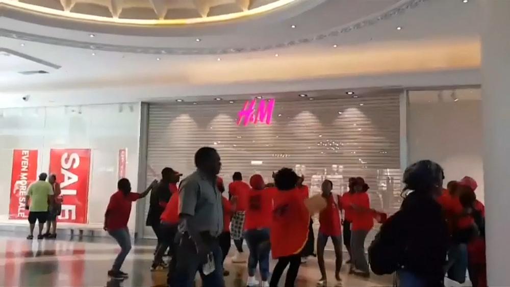 В ЮАР из-за расистской футболки активисты разгромили магазины H&M — видео