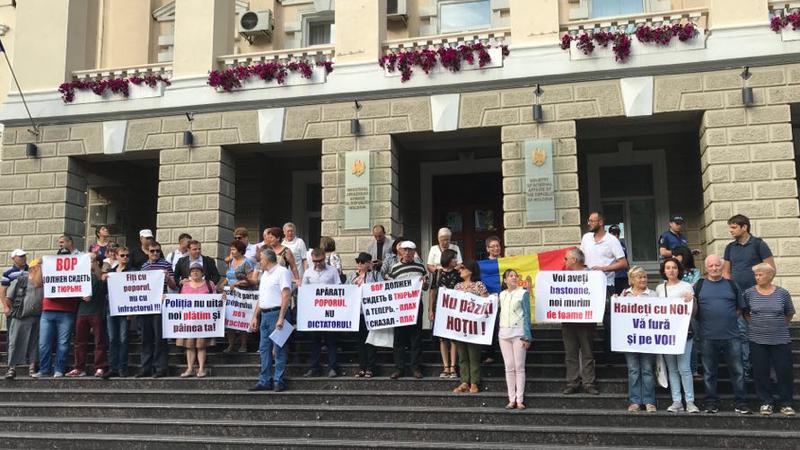 „Apărați poporul, nu uzurpatorul!”; Mișcarea de Rezistență Națională, flashmob matinal în fața sediului MAI
