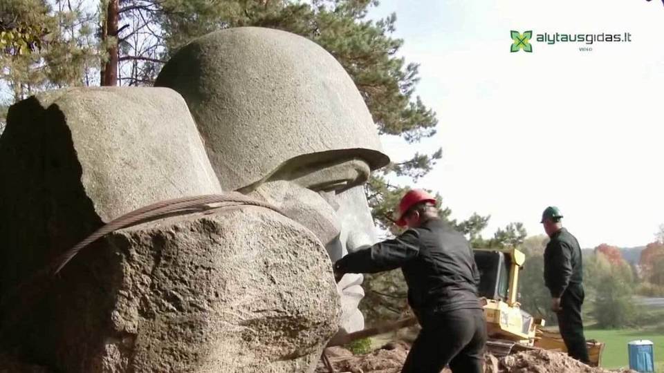 Памятник советскому воину-освободителю снесли в Литве