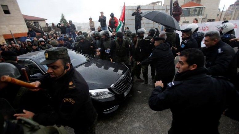 Vehiculul Patriarhului Ortodox de la Ierusalim, atacat cu pietre de sute de palestinieni creștini