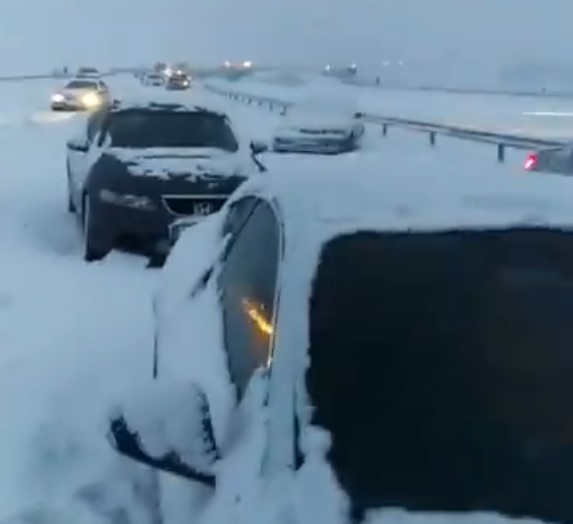 Mii de oameni, blocați în mașini pe o autostradă din Spania