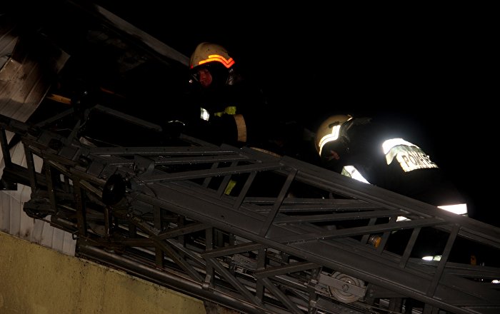 Incendiu în sectorul Buiucani: Acoperișul localului Lari Cafe, făcut scrum. Locatarii unui bloc, evacuați