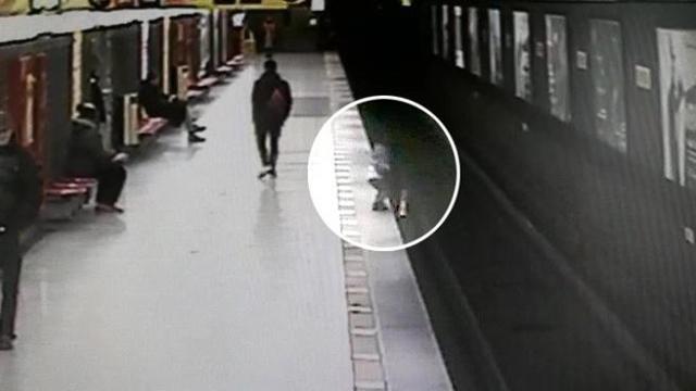 Tinédzser mentette ki a sínek közé esett kétéves gyereket a milánói metróban