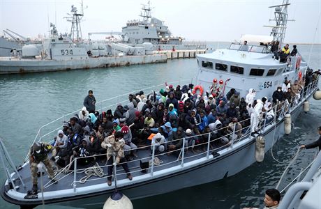 Extrémně rušná noc. Lodě u Itálie zachránily z moře přes 600 migrantů