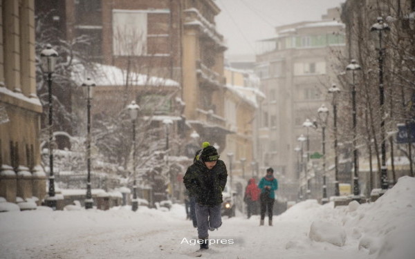 Vremea se va mentine geroasa pana miercuri, cu cer innorat si ninsori locale