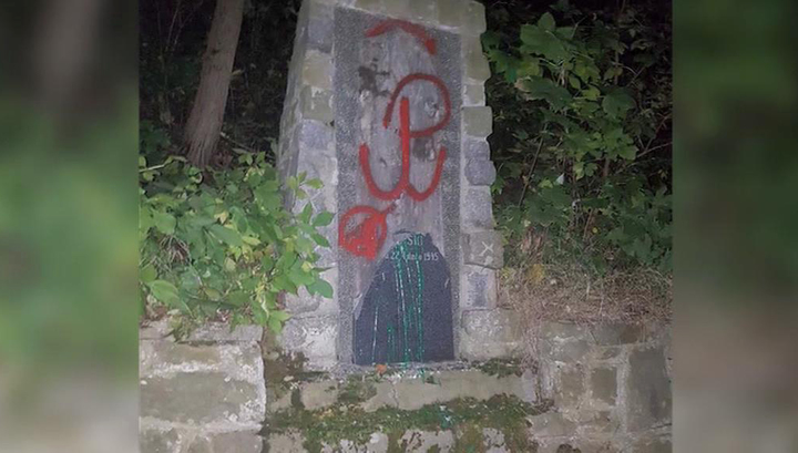 Вандалы в Польше разбили памятник советским солдатам