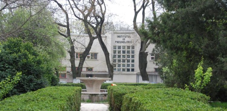 Zeci de cadre medicale de la Institutul „Marius Nasta” protestează
