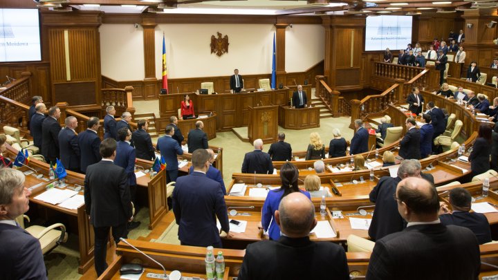 Deputații au ținut un minut de reculegere în memoria Regelui Mihai