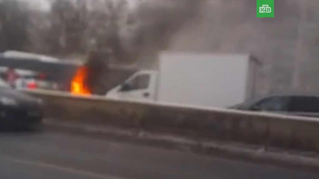 Загоревшийся автобус с детьми попал в ДТП в Москве