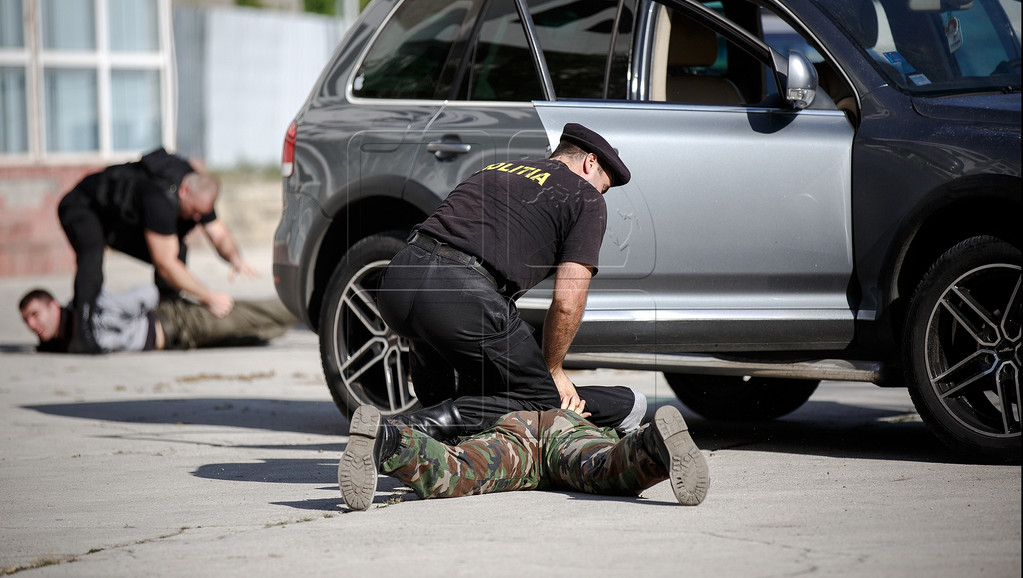 UPDATE. 180 de percheziții în toată țara: Au fost reținute șase persoane și ridicate peste 15 kg de droguri