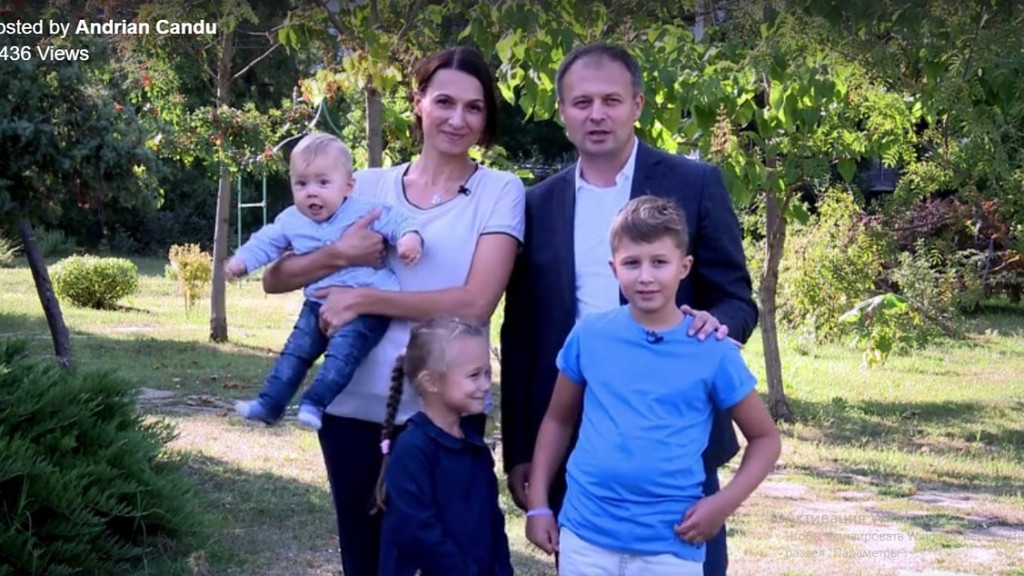 Andrian Candu cu soția și cei trei copii recită un fragment din „Limba Noastră”